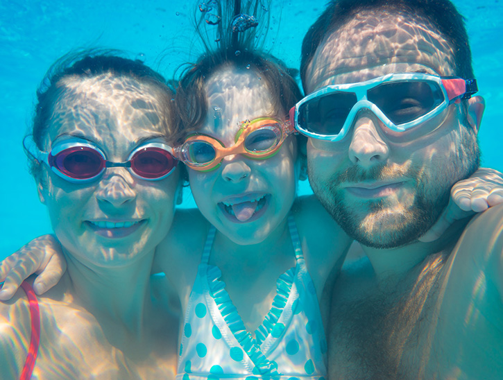 enfant et parents sous l'eau masques de plongée - cours de natation enfant - cours perfectionnement natation