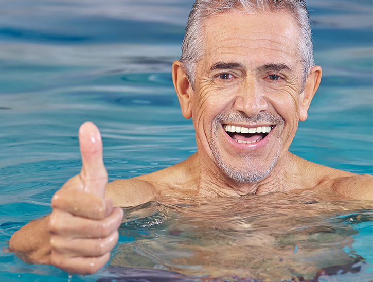 nageaur piscine pouce levé - cours aquaphobie - lecon de natation pour adulte